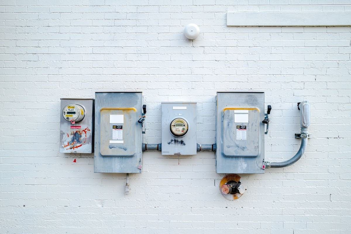 Licznik energii i falownik na ścianie hali