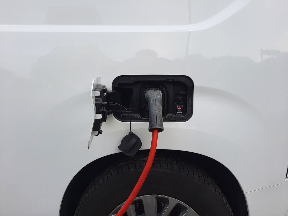 Kabel ładowania wpięty w gniazdo samochodu dostawczego